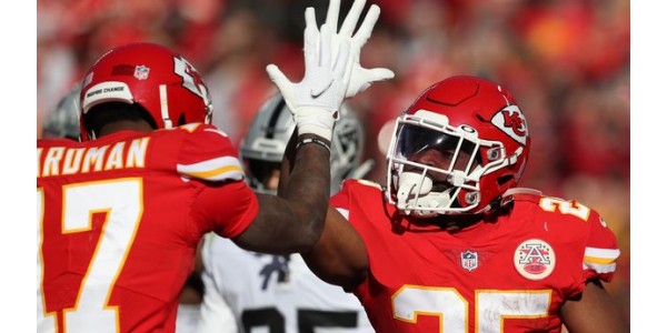 Kansas City Chiefs vaihtaa useita loistavia pelaajia etuihin